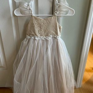 Beautiful flower girl dress size 4T. Worn once.